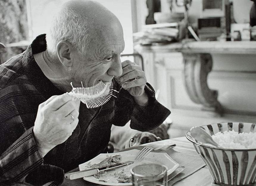 Picasso come pescado en su casa de “La Californie”. Francia